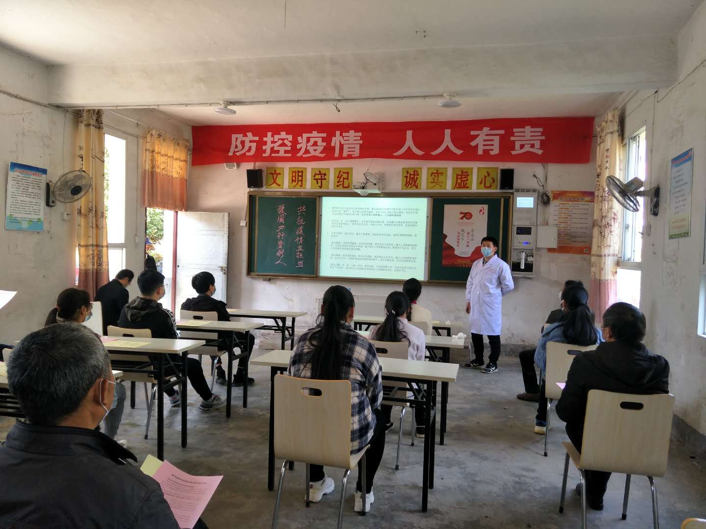 石国斌向村民宣讲新冠疫情防控知识.jpg 石国斌向村民宣讲新冠疫情防控知识.jpg