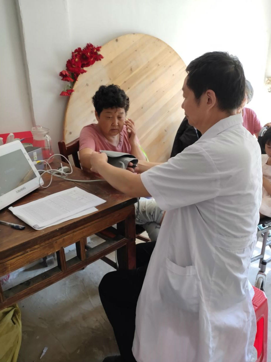李文华到贫困户家中了解病情.jpg 李文华到贫困户家中了解病情.jpg